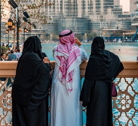 Девушки, сбежавшие от высокотрадиционных мужчин.