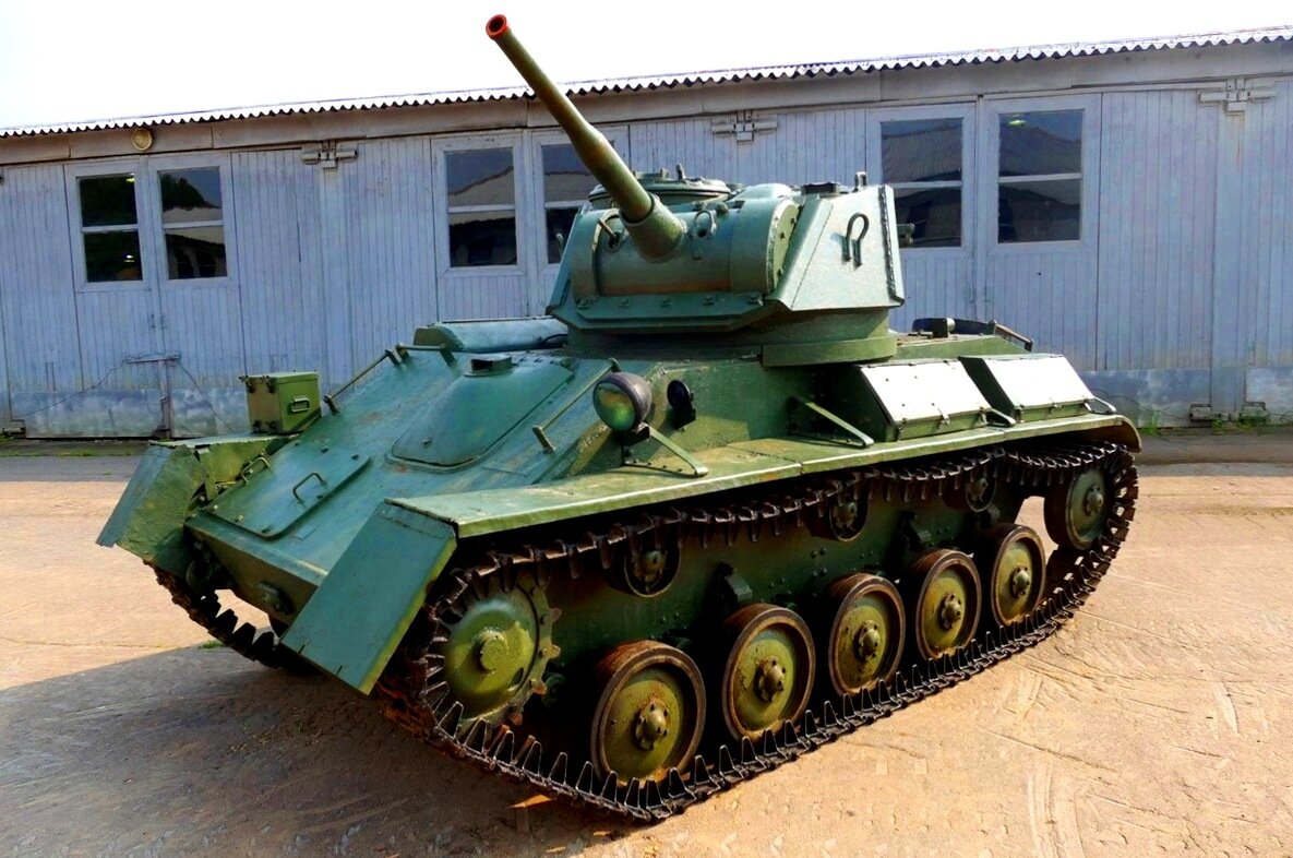Т-80 во дворе музея