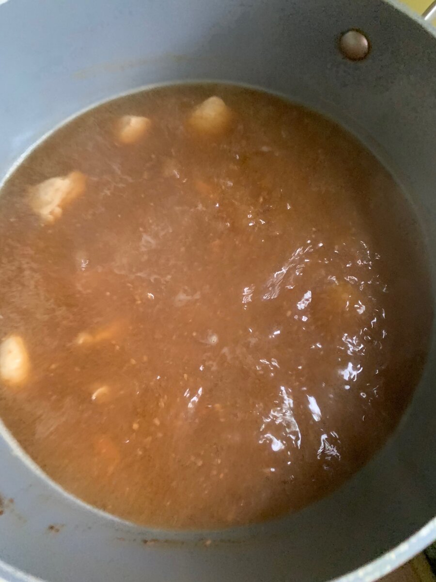 В холодной воде разводим соевую пасту, кладём нарезанную кубиком свинину, ставим кастрюлю на огонь и варим мясо пока оно не станет мягким.