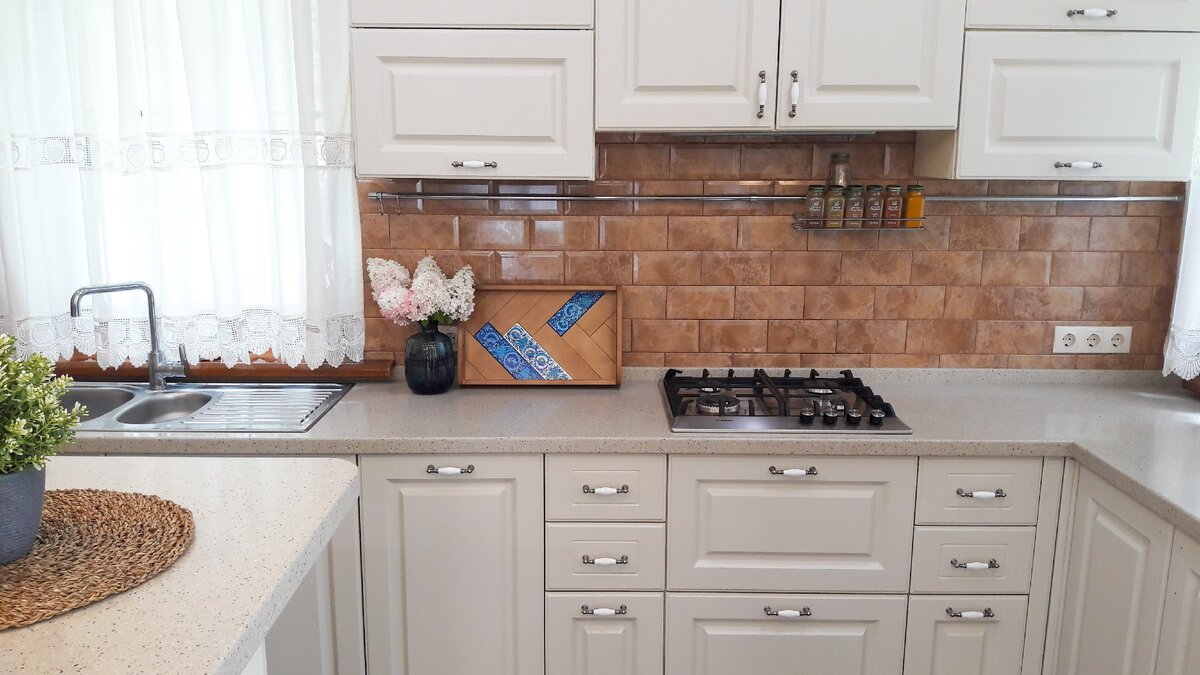 Наш поднос на современной кухне