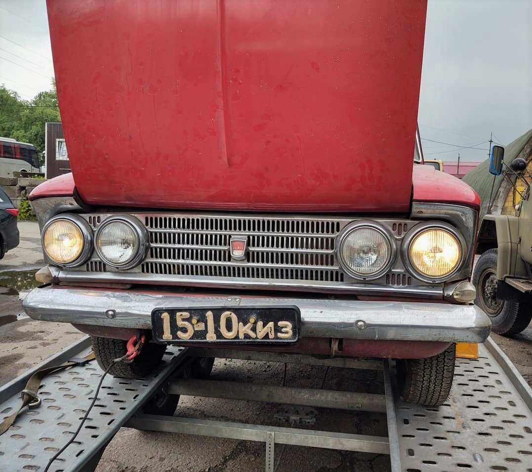 Москвич живой. С новым аккумулятором заводится. Оптика в хорошем состоянии. 