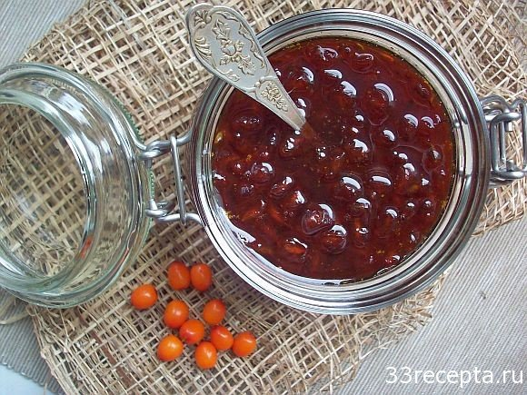 Некоторое время назад мне посчастливилось побывать на заключительном забеге проекта «Бегом по Золотому Кольцу» в Ростове Великом. Нет, я не бегала. Всего лишь составляла группу поддержки. Сила, энергия, здоровье так и плескались в разгоряченном воздухе не по-осеннему теплого дня. «Где все эти люди в обычной жизни? Где они?» 70-летний мужчина, которого язык не поднимается назвать по-другому; женщина с хаски, пара молодоженов — все они вписались в поток бегунов, создавая мощную волну чего-то хорошего и сильного. Добрые люди, которые придумали и организовывают подобные мероприятия, вы — молодцы. :) 
А варим сегодня варенье из облепихи. Вкусное, ароматное, особенное. 