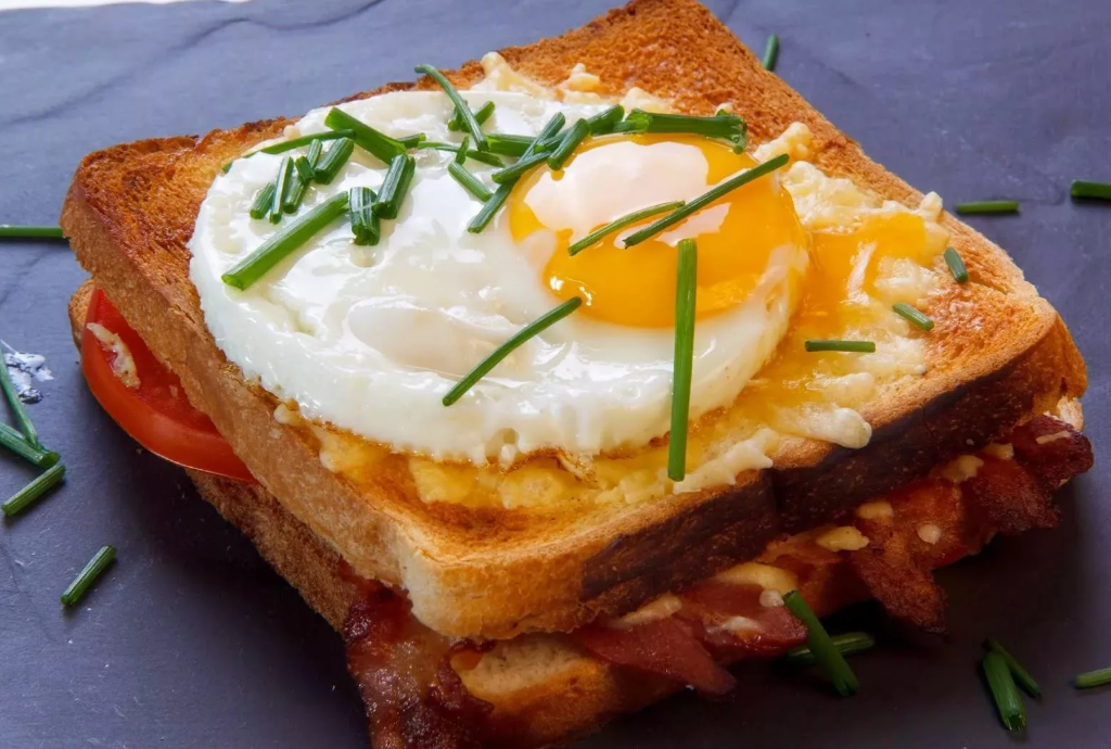Яичница для завтрака. Бутерброд с авокадо и яйцом пашот. Французские гренки на завтрак. Breakfast toast. Бутерброд с жареным яйцом.