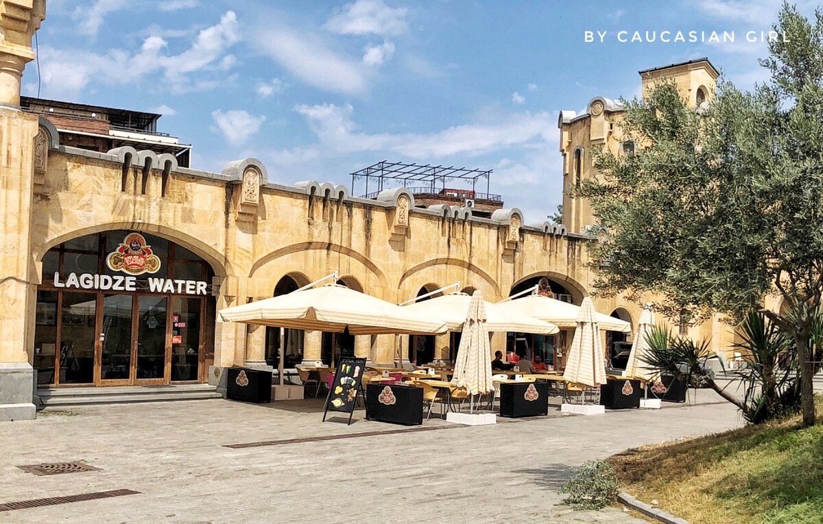 Кафе "Воды Лагидзе" во дворе кафедрального собора Цминда Самеба  
