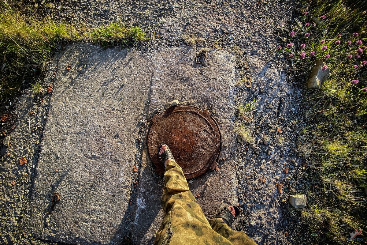 Канализационный люк во дворе дома.