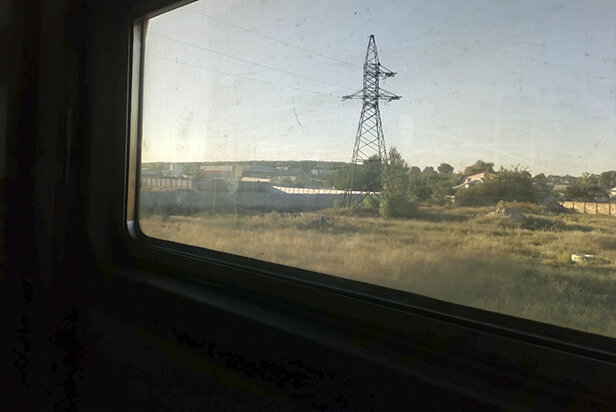 А за окном вот такой вид. Пролетал мимо и сосновый лес. 