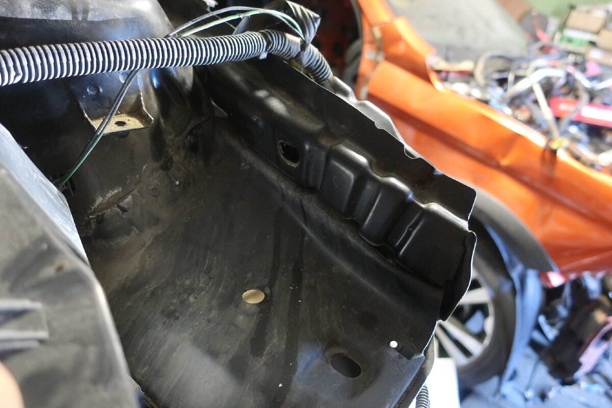 с внутренней стороны лонжерона