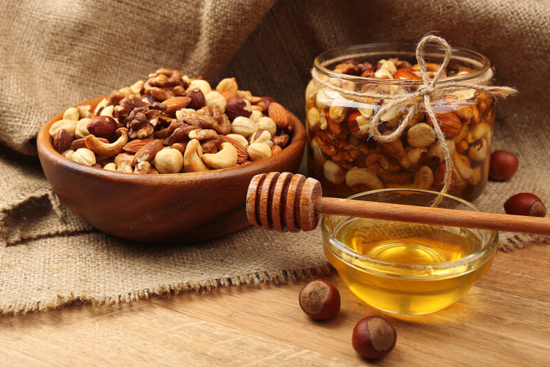 Полезные орехи с медом: ~440 ккал на 100 г