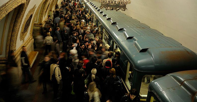 не все спускаются в метро, чтобы совершить поездку