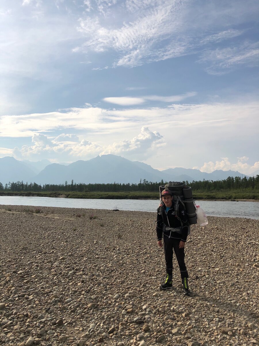 Река Средний Сакукан, на гаризонте хребет Кодар