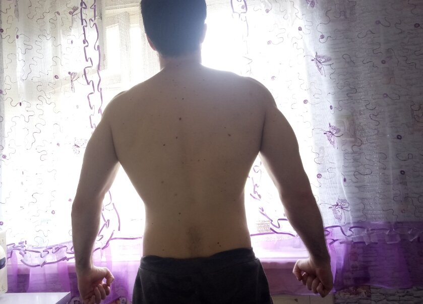 Плечи конечно отстают, но буква V вроде немного есть)