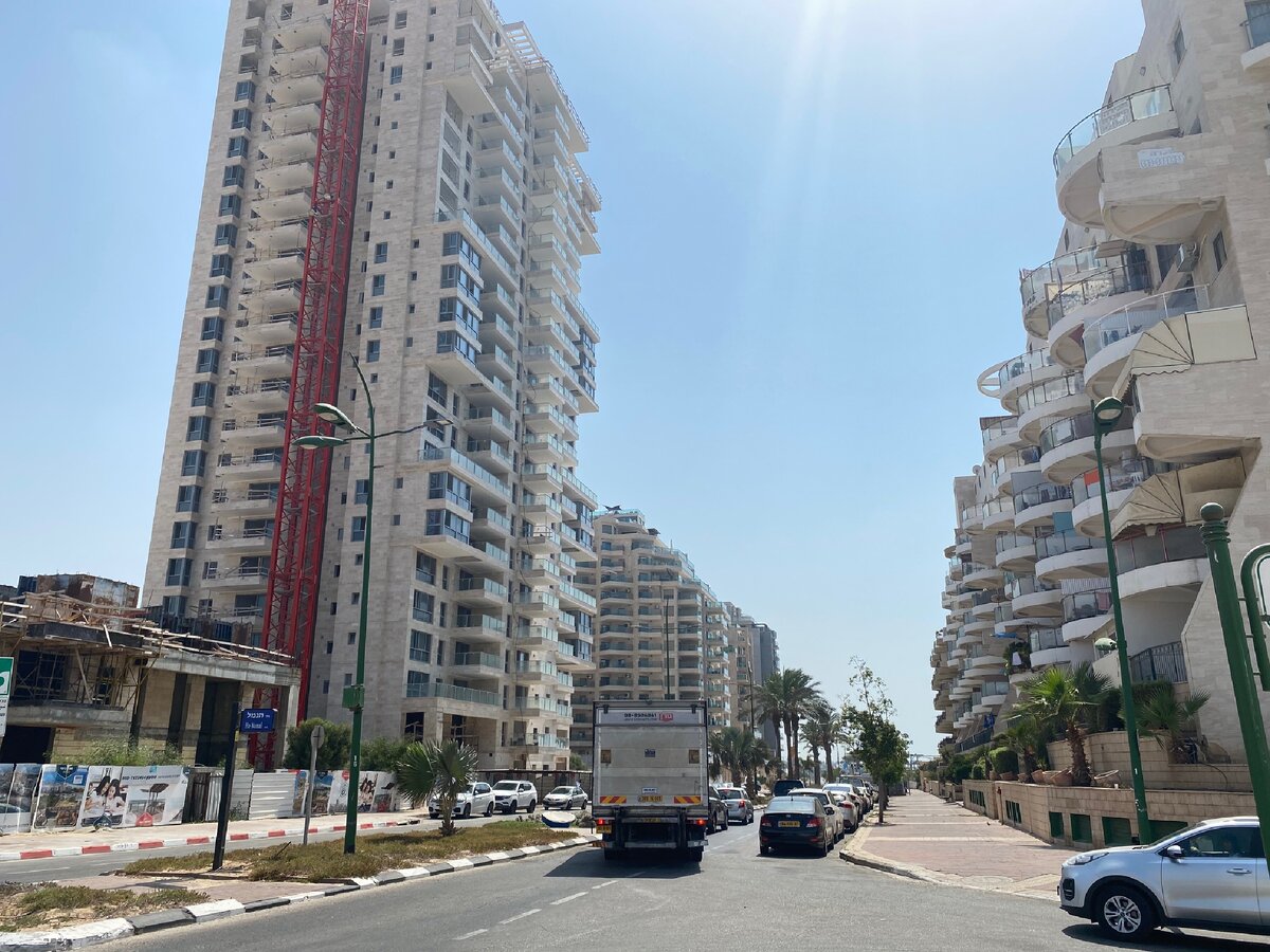 Новый дом в спальном районе. Фото автора