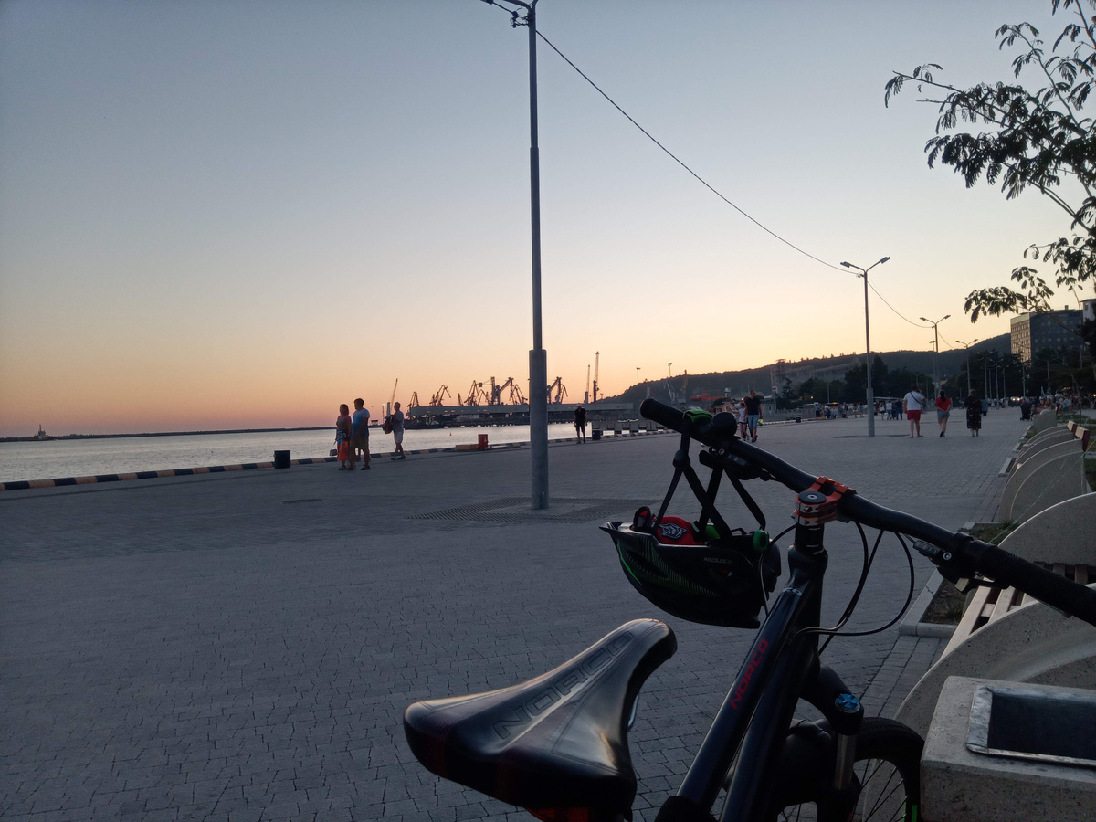 Закат на набережной. Собственное фото.