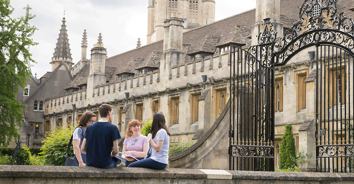 Oxford academy. Оксфорд школа в Англии. Академия Оксфорд. Оксфорд колледж. Oxford языковая школа.