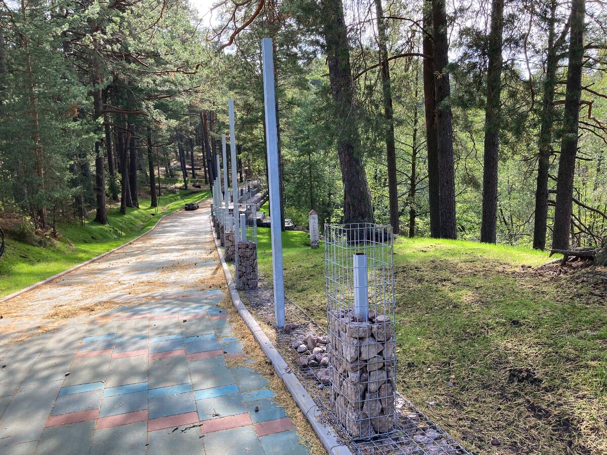 Приморский парк. Такие каменные изгороди тоже характерны для Финляндии