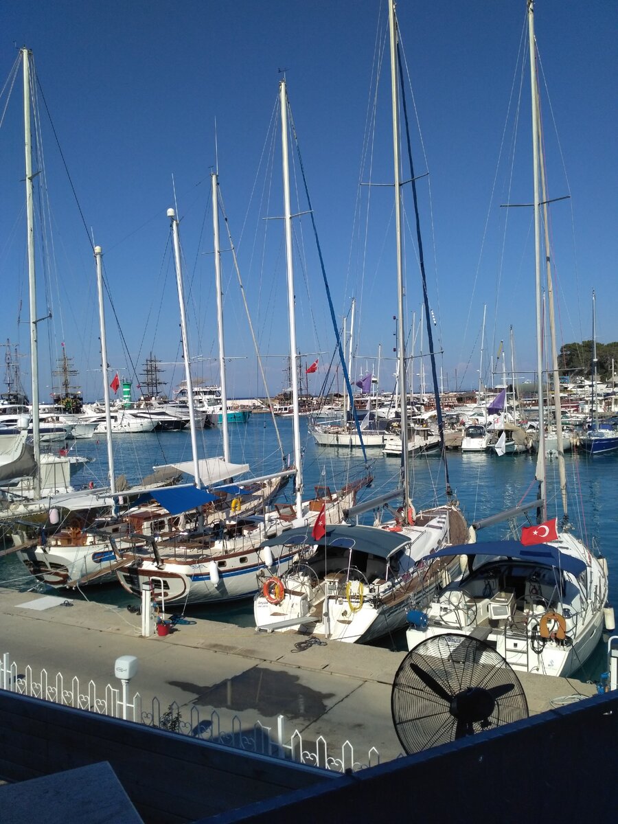 Пристань в Кемере, вид из окна Макдоналдс в  Кемере