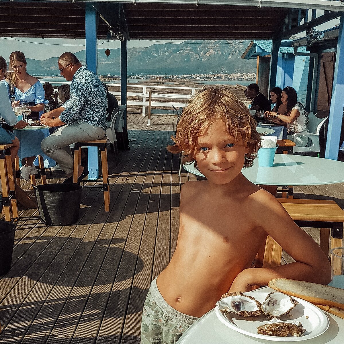 Три устрицы сьел не глядя 