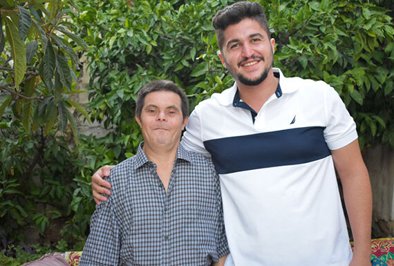 Садер Исса с отцом Джадом.  Фото с портала: https://www.boredpanda.com/