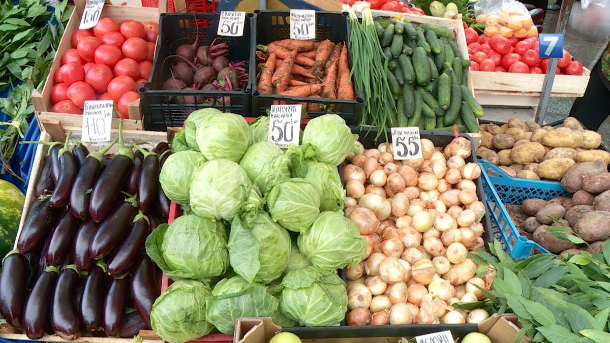 Цены в магазинах растут. Овощи на рынке. Дорогие овощи. Овощи в магазине. Овощи на базаре.