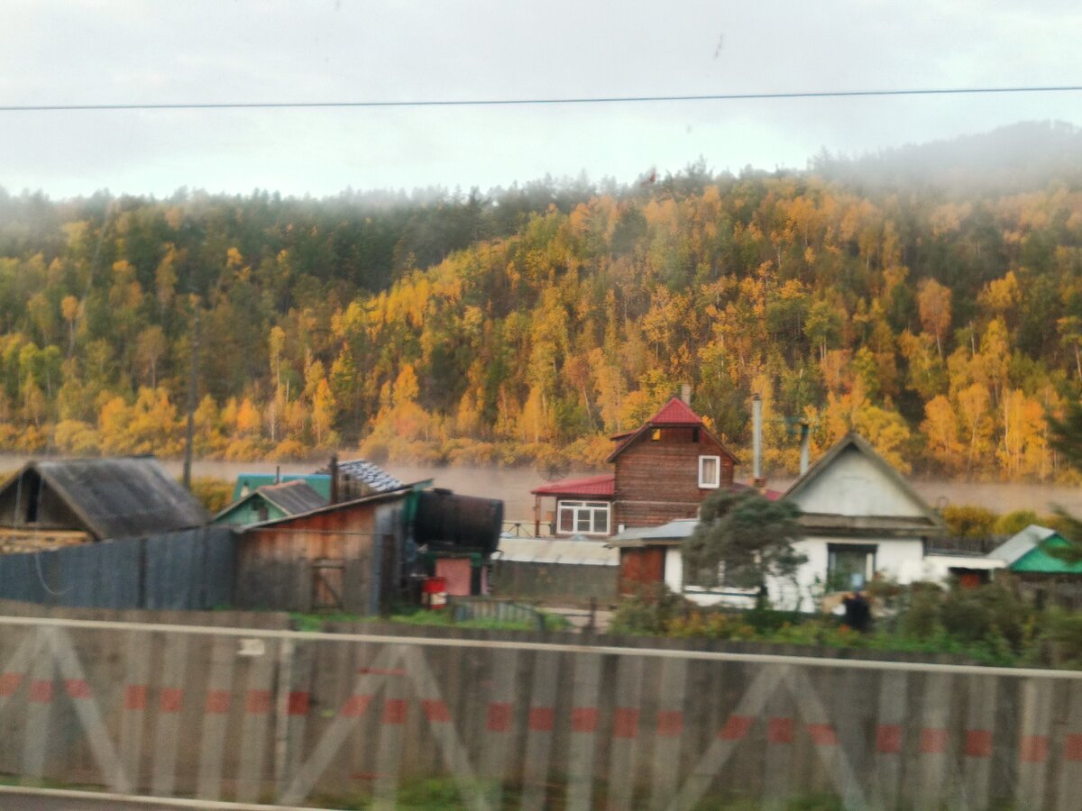 Он приехал в маленький городок через год к любимой 