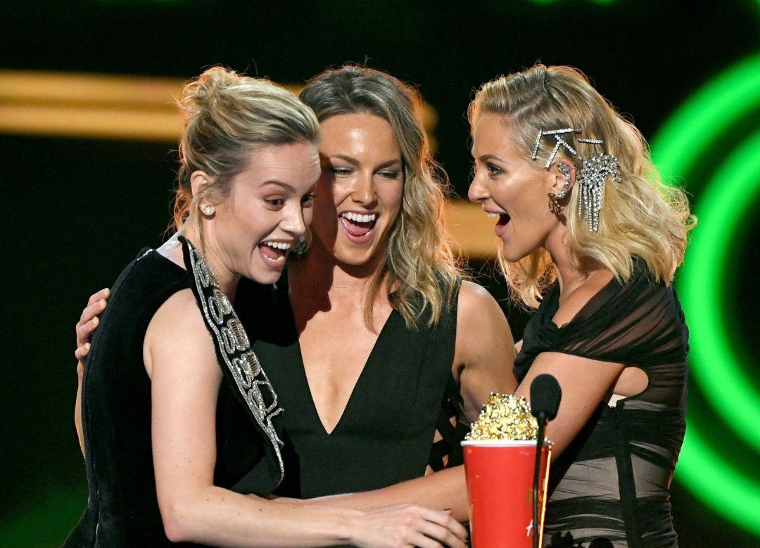 Бри Ларсон и сестры Манимейкер. @MTV Movie and TV Awards