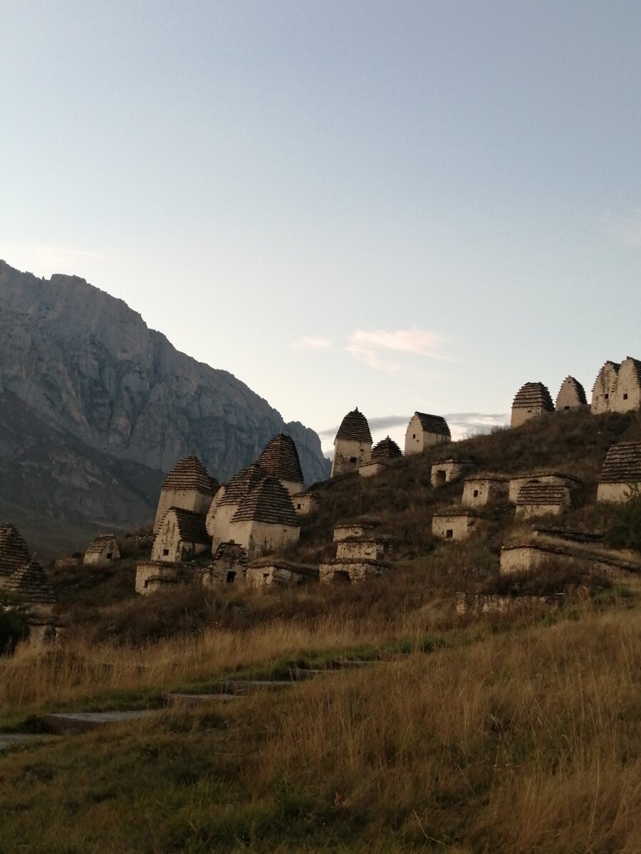 Издалека домики-усыпальницы кажутся игрушечными