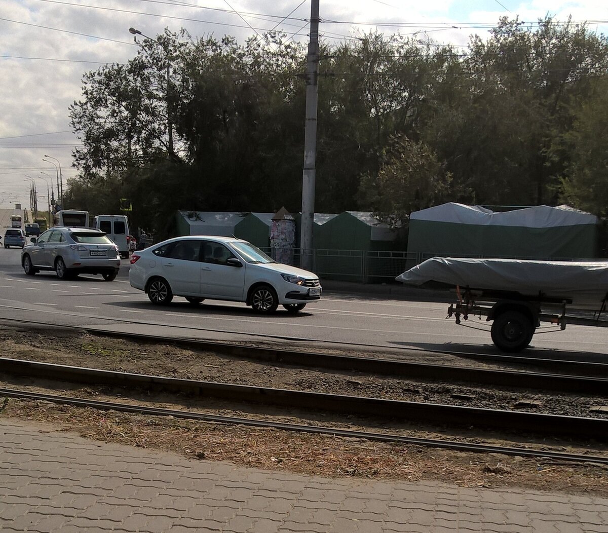 Ярмарка расположена рядом с остановками.