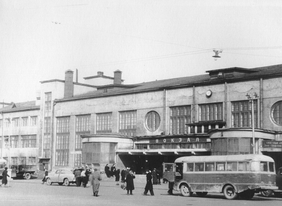 Новый железнодорожный вокзал.1960 г. Фото предоставлено Садковым Д.В.Место съемки: пл. Привокзальная. Источник: http://ivmk.net/lithos-oldivan05.htm