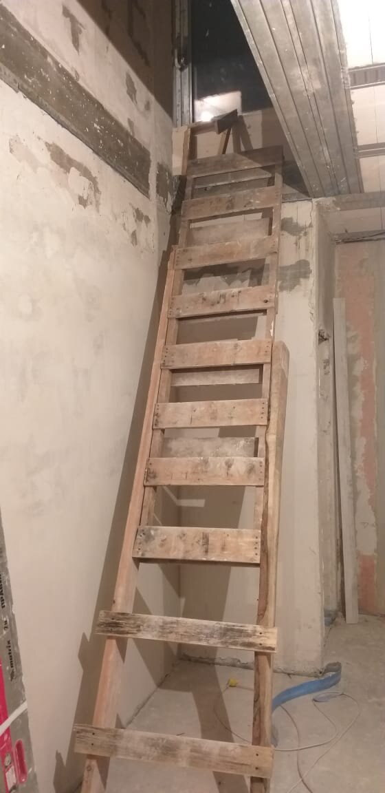 Если у вас двухэтажная квартира, понятно , что нужна лестница!