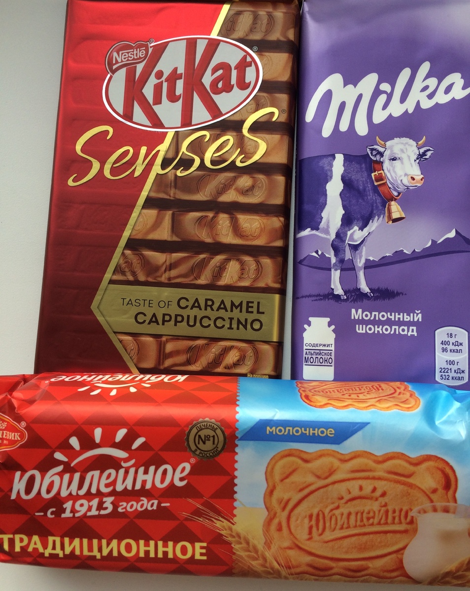 Вот такие продукты питания в кондитерском отделе сети магазинов "Перекресток" я приобрела сегодня по отличным скидкам: печенье "Традиционное молочное" торговой марки "Юбилейное", белый и молочный шоколад со вкусом капучино и карамели торговой марки KitKat Senses, молочный шоколад с альпийским молоком торговой марки Milka