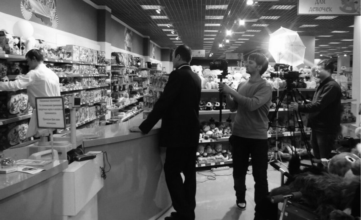 Я (слева) на съёмках социального ролика. Тогда режиссёр потратил много сил, чтобы втолковать мне простейшие вещи, которым никто не учит в вузе