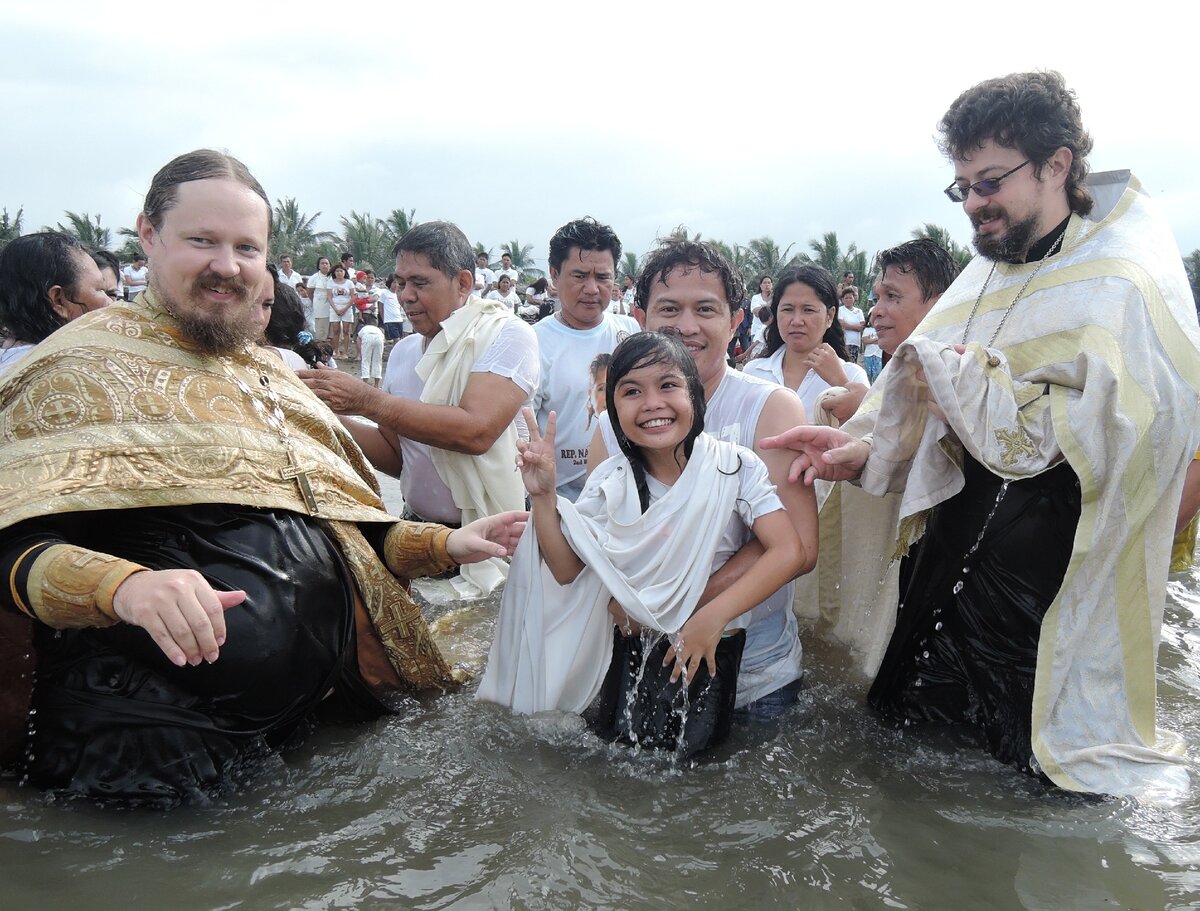 Массовое крещение на Филиппинах православным священниками. Фото из архива автора.