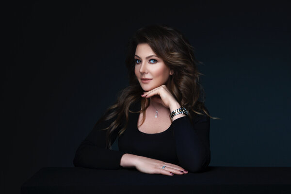 Ольга Николаевна - врач-косметолог, действующий член Российского Общества Эстетической Медицины, член Московской Ассоциации Косметологов. Автор уникальных безоперационных методик «Стройное лицо», «Скульптура лица».
