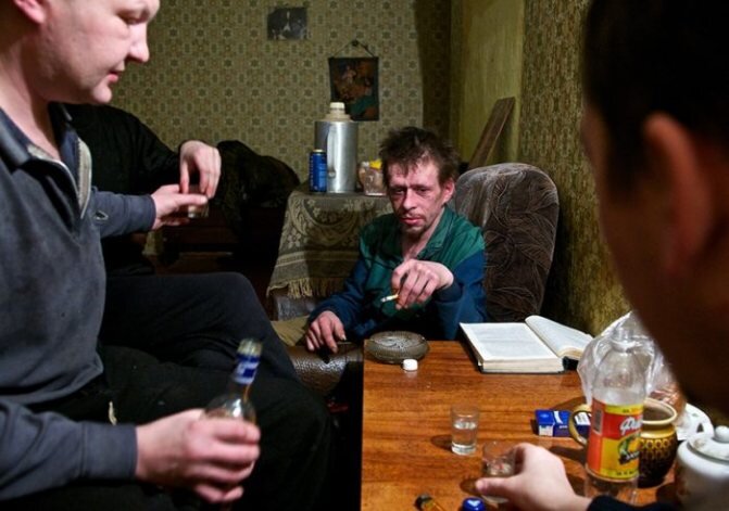 Снова вечер, и алкаши начинают пить. Это закон!