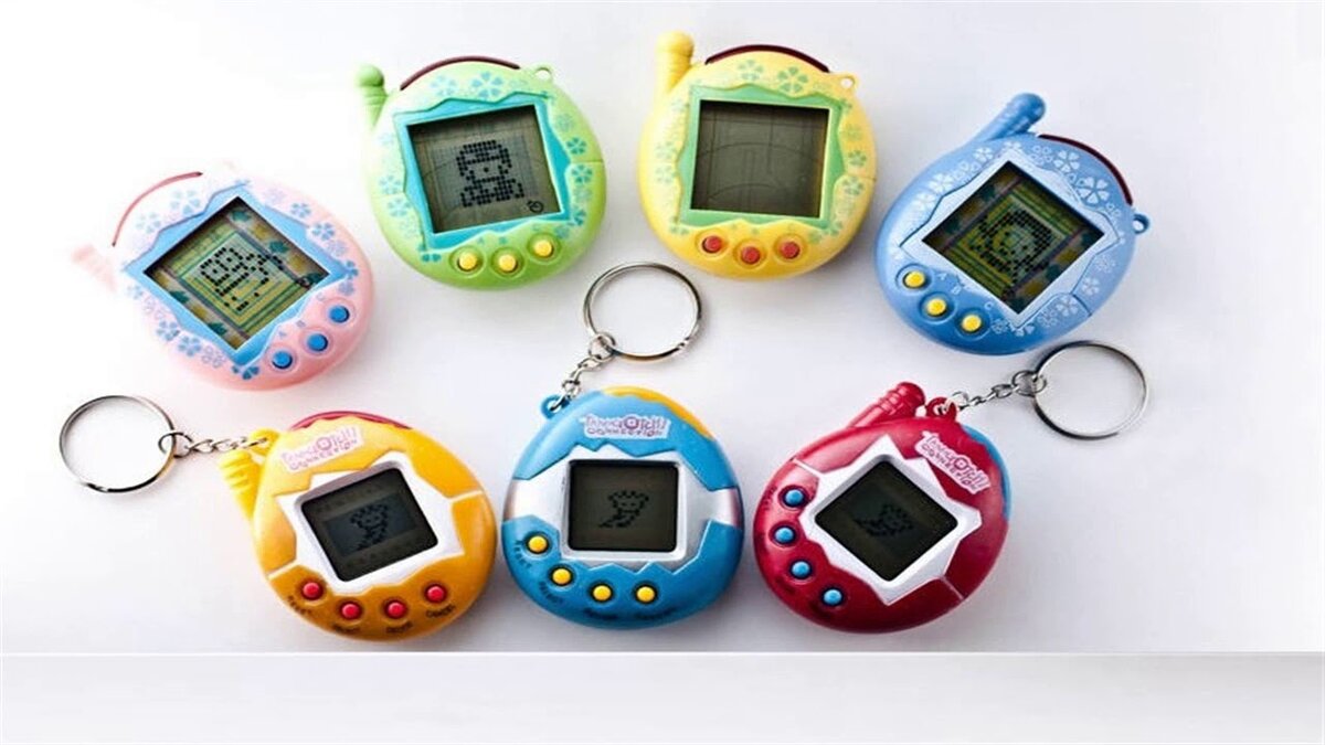 Тамагочи. Эта маленькая непонятная вещь с примитивным экраном являлась для детей и подростков 90-х неисчерпаемым источником стресса. Электронный питомец внутри пластикового яйца был капризен и прихотлив, поэтому кормить и развлекать его приходилось едва ли не круглые сутки. Да, смерть питомца была серьезной личной трагедией даже для вполне взрослых людей.