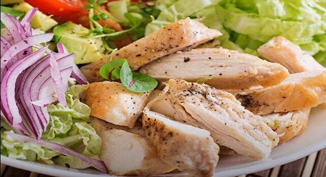 Курочка со специями - отличный ингредиент для салата. Скриншот из видео. Используется и распространяется бесплатно по лицензии https://www.youtube.com/t/terms