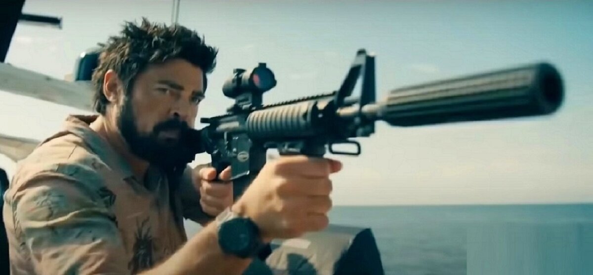 Гримерам и стилистам с Карлом Урбаном в "Пацанах" повезло. Они на нём в буквальном смысле отдыхают, даже расчёски не расчехляют, не говоря про шампунь.