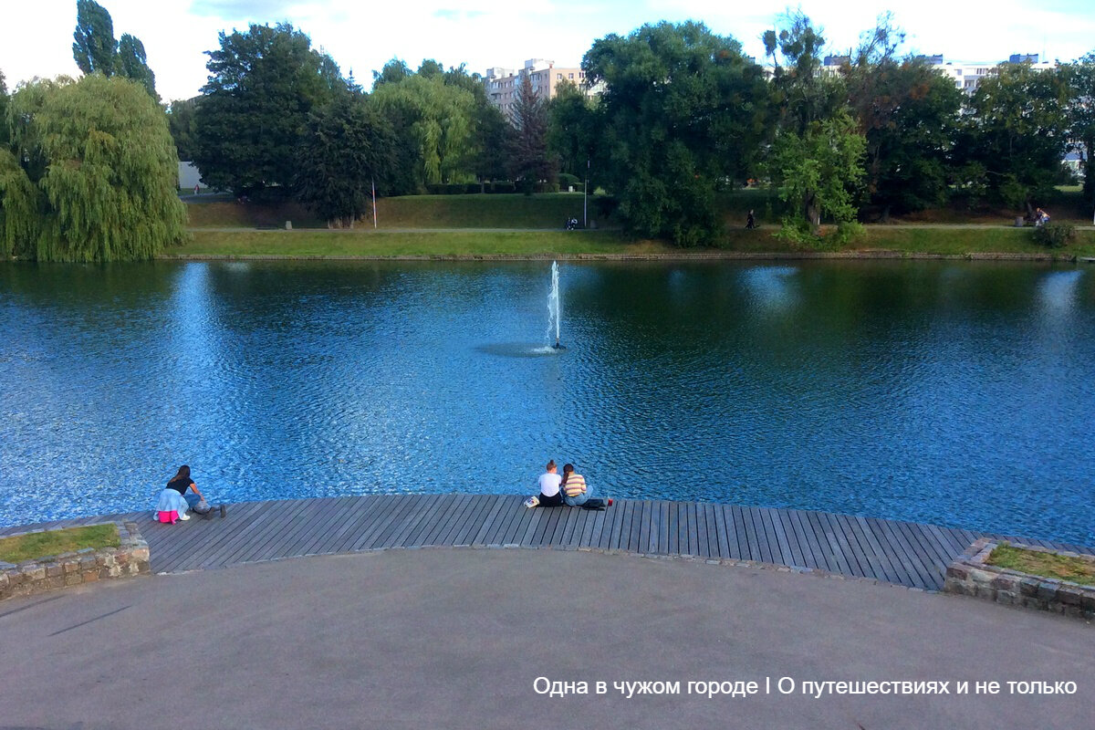 Однако жителям такая идея по душе не пришлась. Они настояли на том, чтобы пруд был сохранён, а его окрестности превратились в парк. Что в результате и было сделано - вокруг пруда были разбиты аллеи и променады, появился концертный зал.