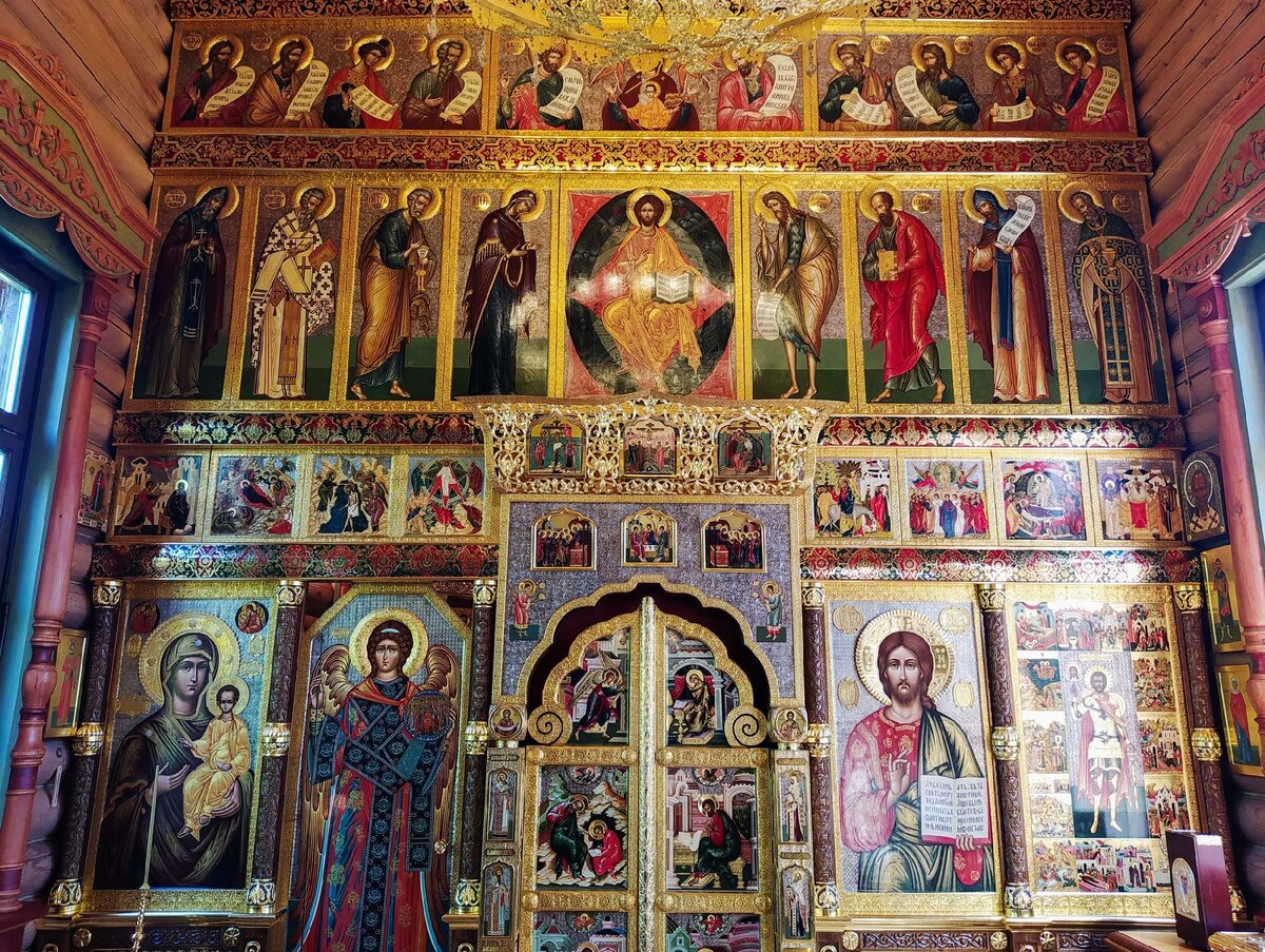 Так и хочется затаить дыхание... В Александро-Невском скиту. Из архива сайта Патриарха Московского и Всея Руси. https://foto.patriarchia.ru/news/patriarshee-sluzhenie-v-prazdnik-vozneseniya-gospodnya-v-aleksandro-nevskom-skitu-2020-05-28/