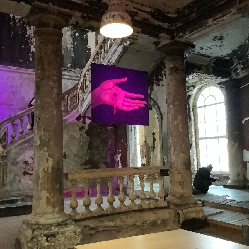 В храме организовывают выставки картин. Фото автора