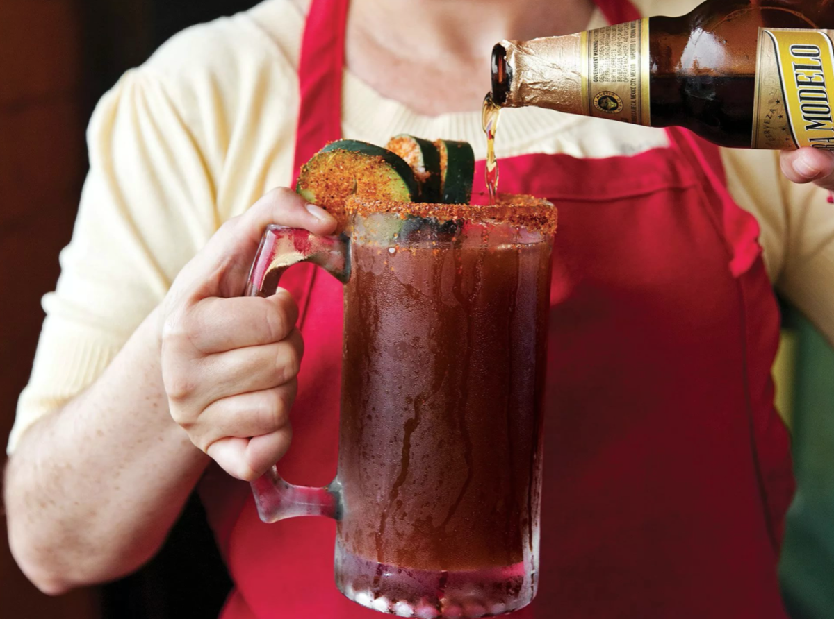 Мичелада коктейль. Michelada коктейль. Мексиканский пивной коктейль.