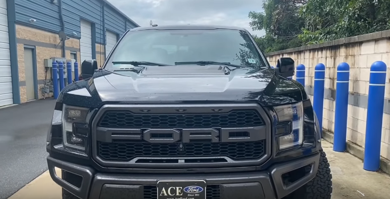 Передняя часть кузова модели Ford F-150 Raptor.