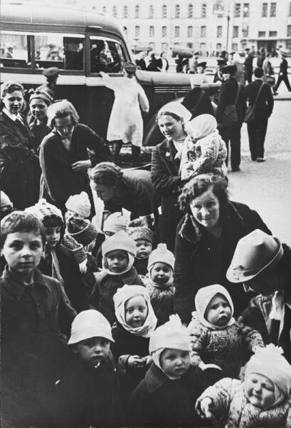 Эвакуация детей, 1941 год.
автор: Тарасевич Всеволод Сергеевич
источник:  МАММ / МДФ на сайте russiainphoto.ru.