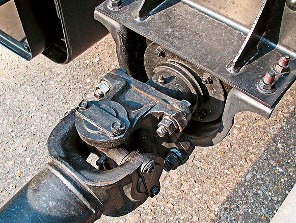 На этом кардане заменить крестовину проще всего