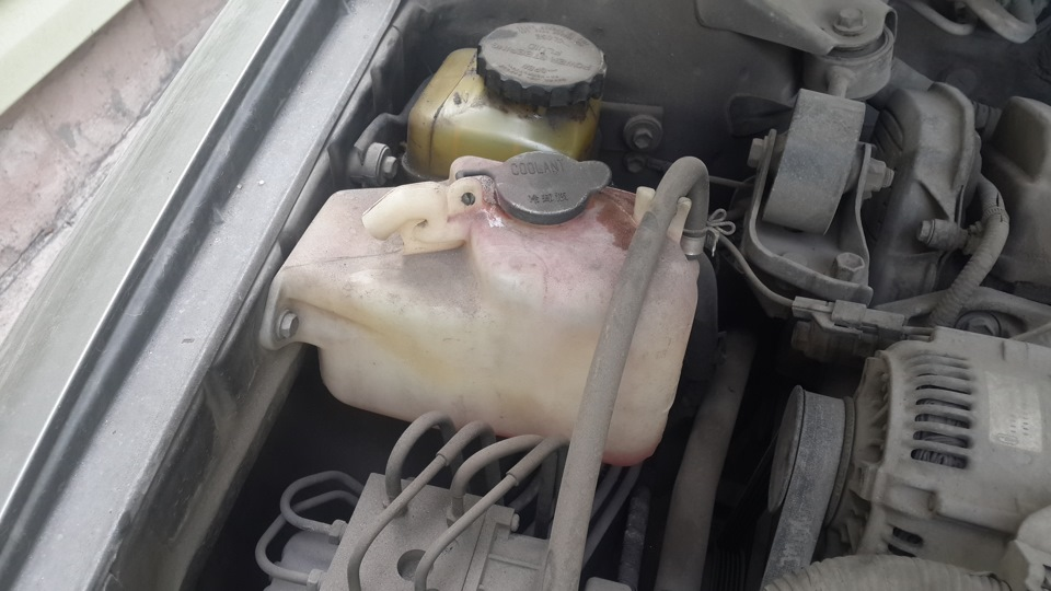 Масло в антифриз ix55. Вытекает антифриз ваз 2114. Уходит антифриз из расширительного бачка. Albea бачок расширительный охлаждающей жидкости. Заливная горловина антифриза вольво fh12.