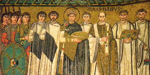 Мозаика с изображением Юстиниана I, епископа Равеннского Максимиана, придворных солдат. Источник http://ru-sled.ru