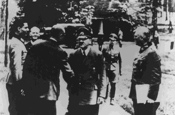 Адольф Гитлер в ставке "Волчье логово". Источник: schule-bw.de