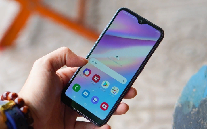 Самый дешевый Samsung — двойная камера, две SIM-карты, Snapdragon 439. Ультрабюджетник, который стоит меньше 6 000 рублей1