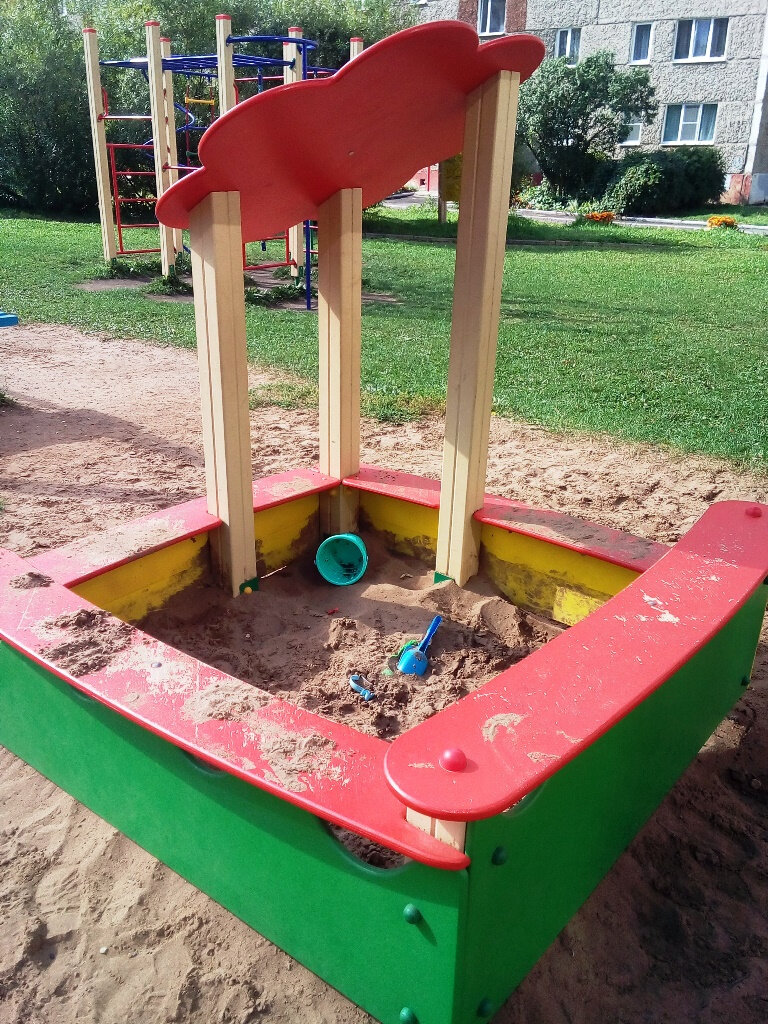 Даже песочница каркасного типа и обшивка закреплена к стойкам на болтах