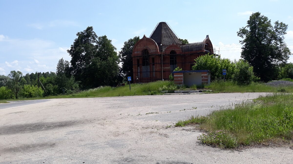 Вид на церковь Успения Пресвятой Богородицы со стороны фельдшерского пункта. Центр села Лысые.